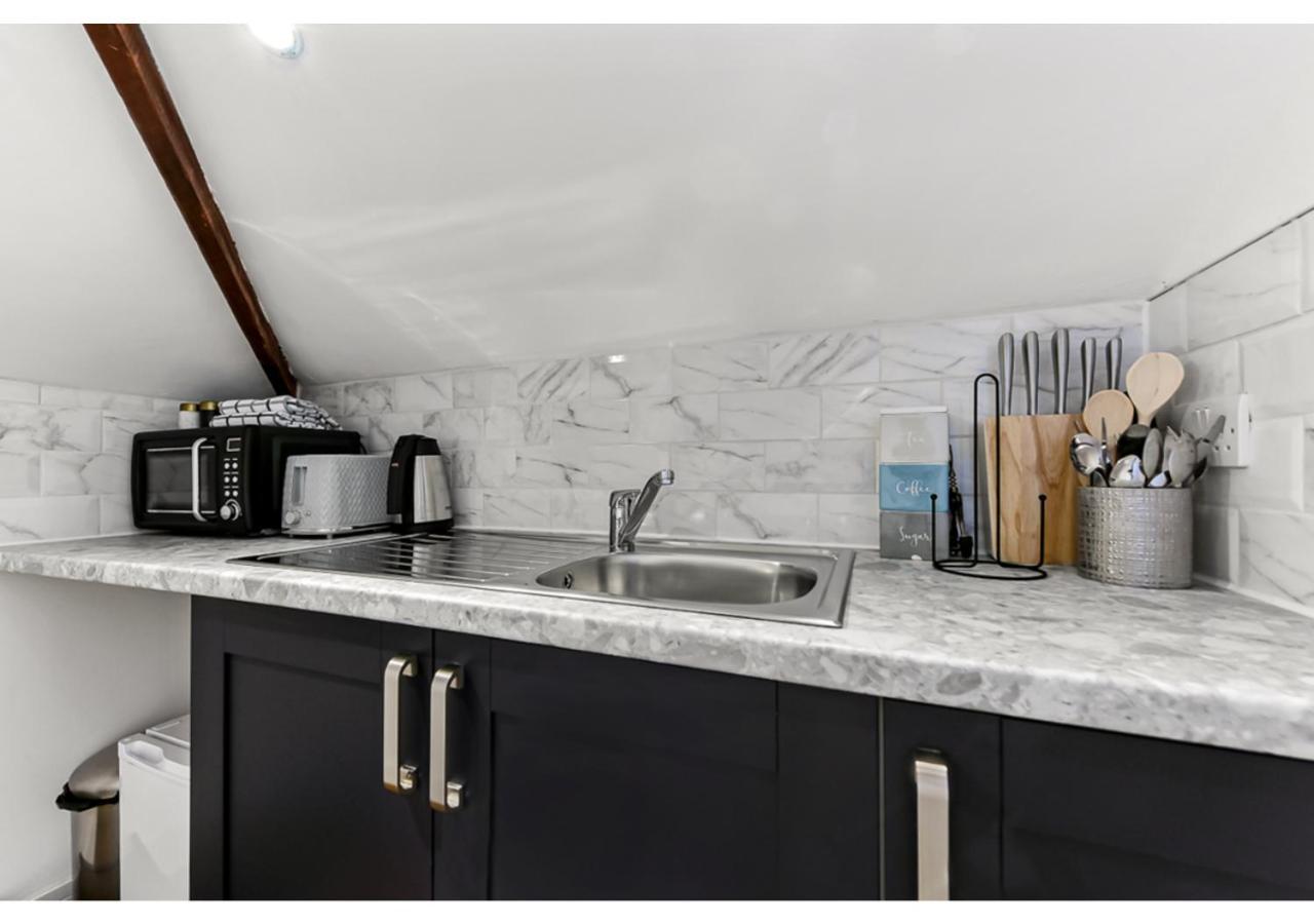 Appartamento Sleek And Modern Studio With Minimalist Vibe Chelmsford Esterno foto