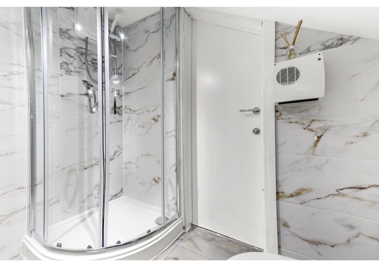 Appartamento Sleek And Modern Studio With Minimalist Vibe Chelmsford Esterno foto