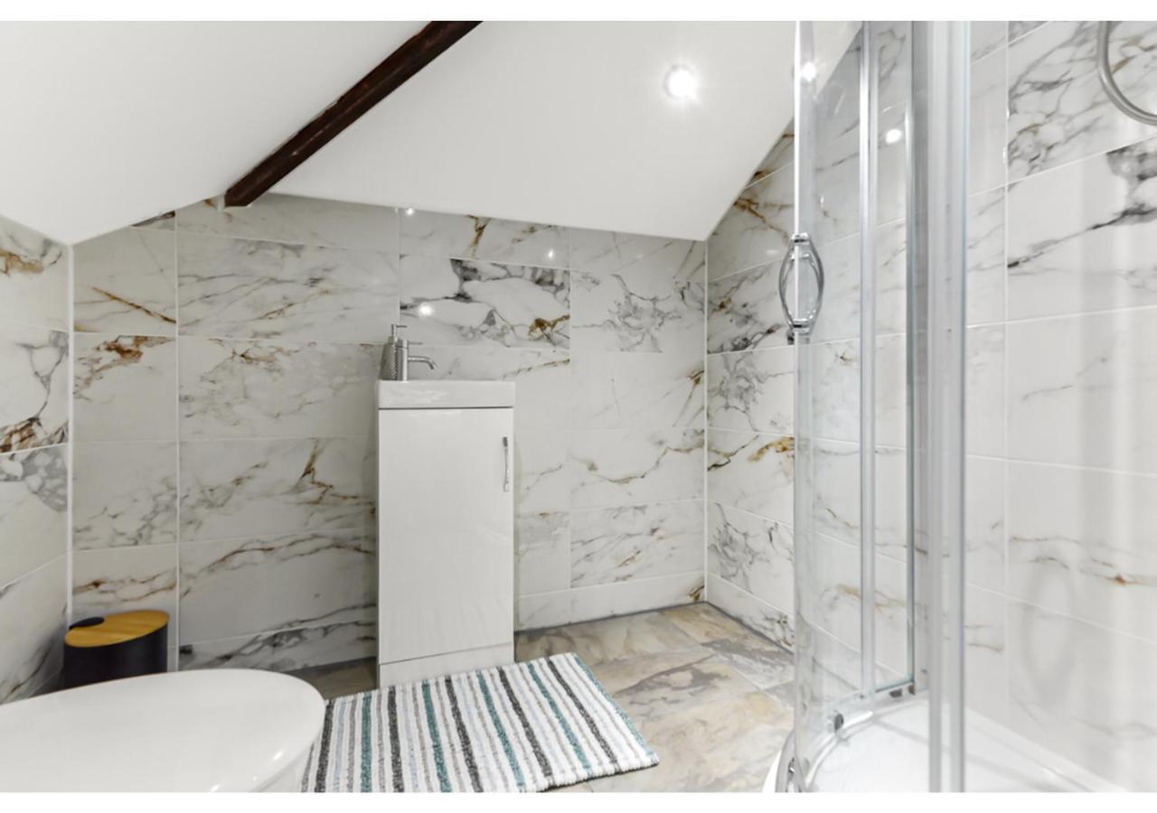 Appartamento Sleek And Modern Studio With Minimalist Vibe Chelmsford Esterno foto